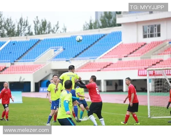 偶遇足球巨星亲身感受赛场外的魅力瞬间与偶像交流的难忘体验