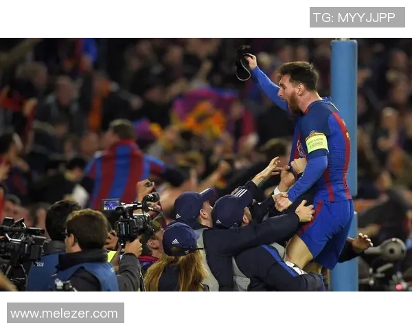 足球球星华丽带球突破展现速度与技巧震撼全场观众热血沸腾